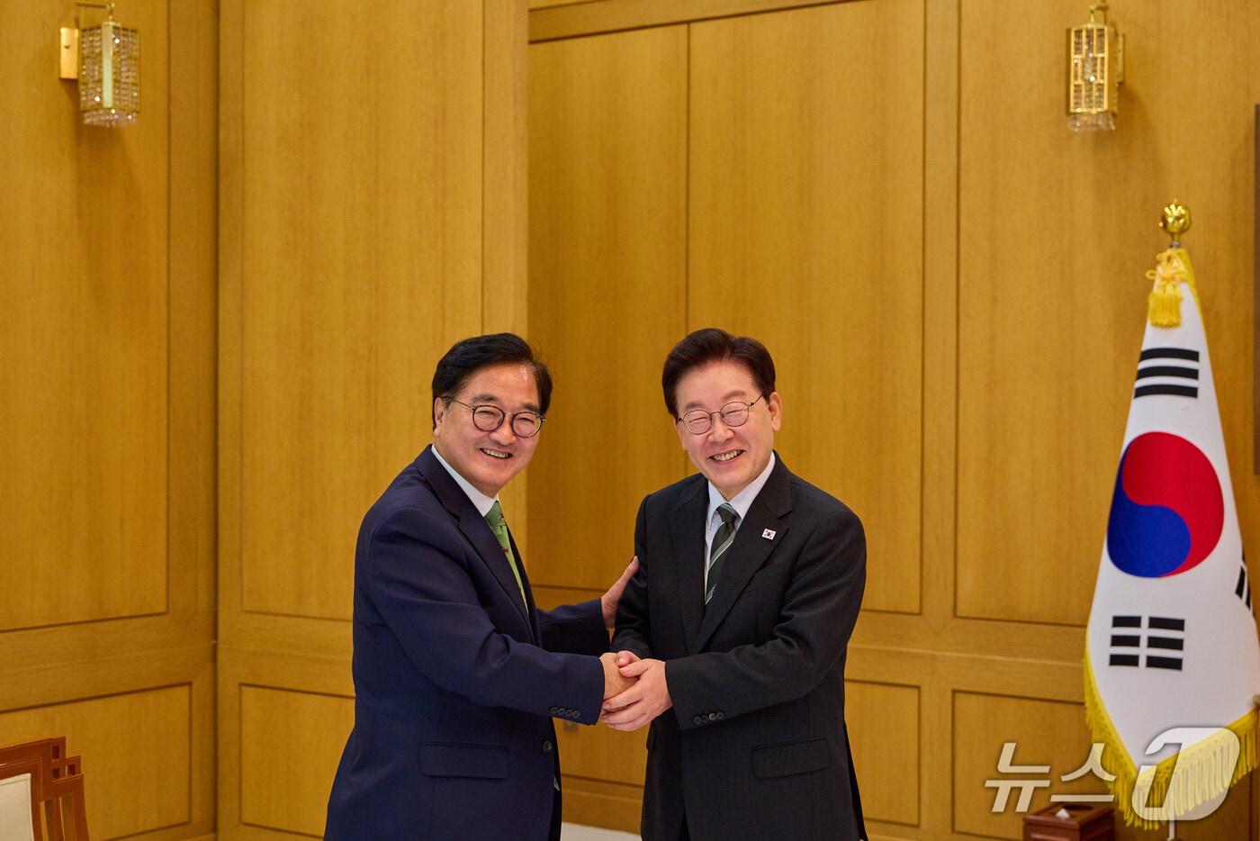 본문 이미지 - 이재명 대통령과 우원식 전 국회의장이 26일 청와대에서 열린 오찬에 앞서 손을 맞잡고 있다. (청와대 제공. 재판매 및 DB 금지) 2026.10.26 ⓒ 뉴스1 허경 기자