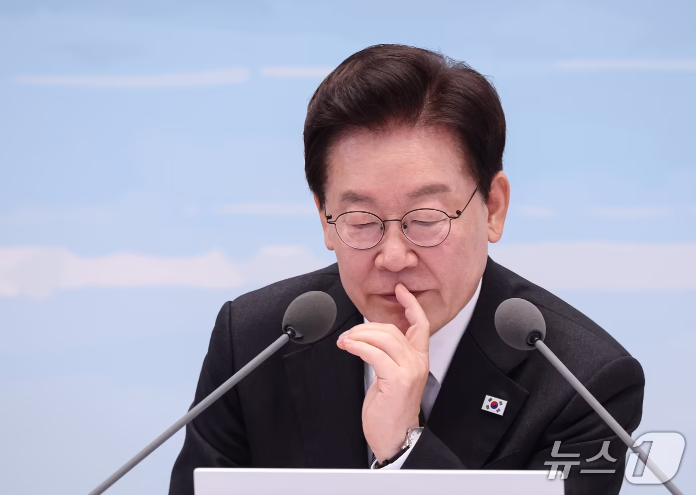 본문 이미지 - 이재명 대통령이 지난 26일 청와대 영빈관에서 열린 농어촌 간담회에서 참석자의 발언을 경청하고 있다. 2026.10.26 ⓒ 뉴스1 허경 기자