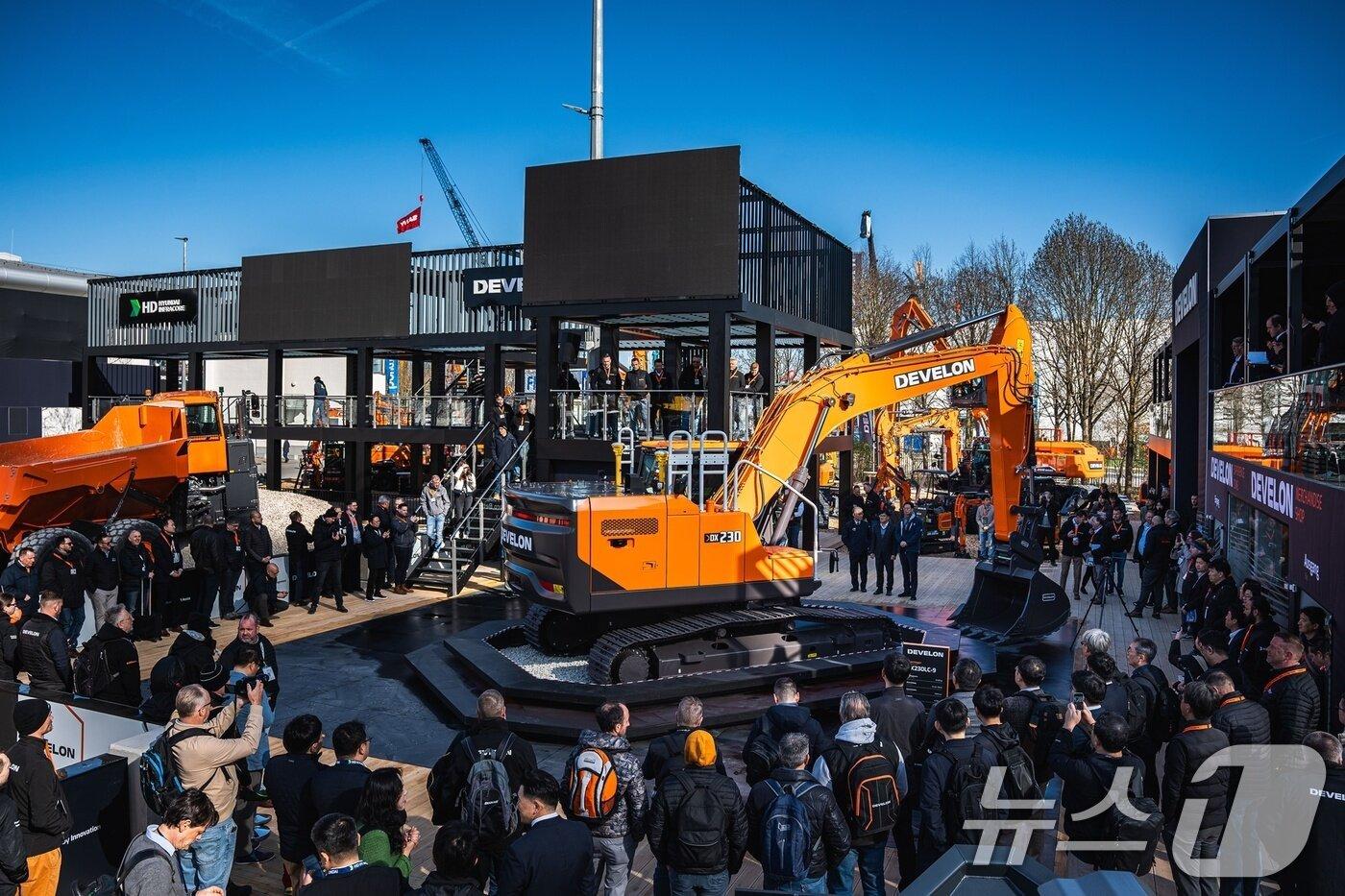 본문 이미지 - 독인 뮌혠에서 열린 세계 최대 건설기계 박람회인 'BAUMA 2025' HD현대인프라코어 부스 전경. (HD건설기계) ⓒ 뉴스1 