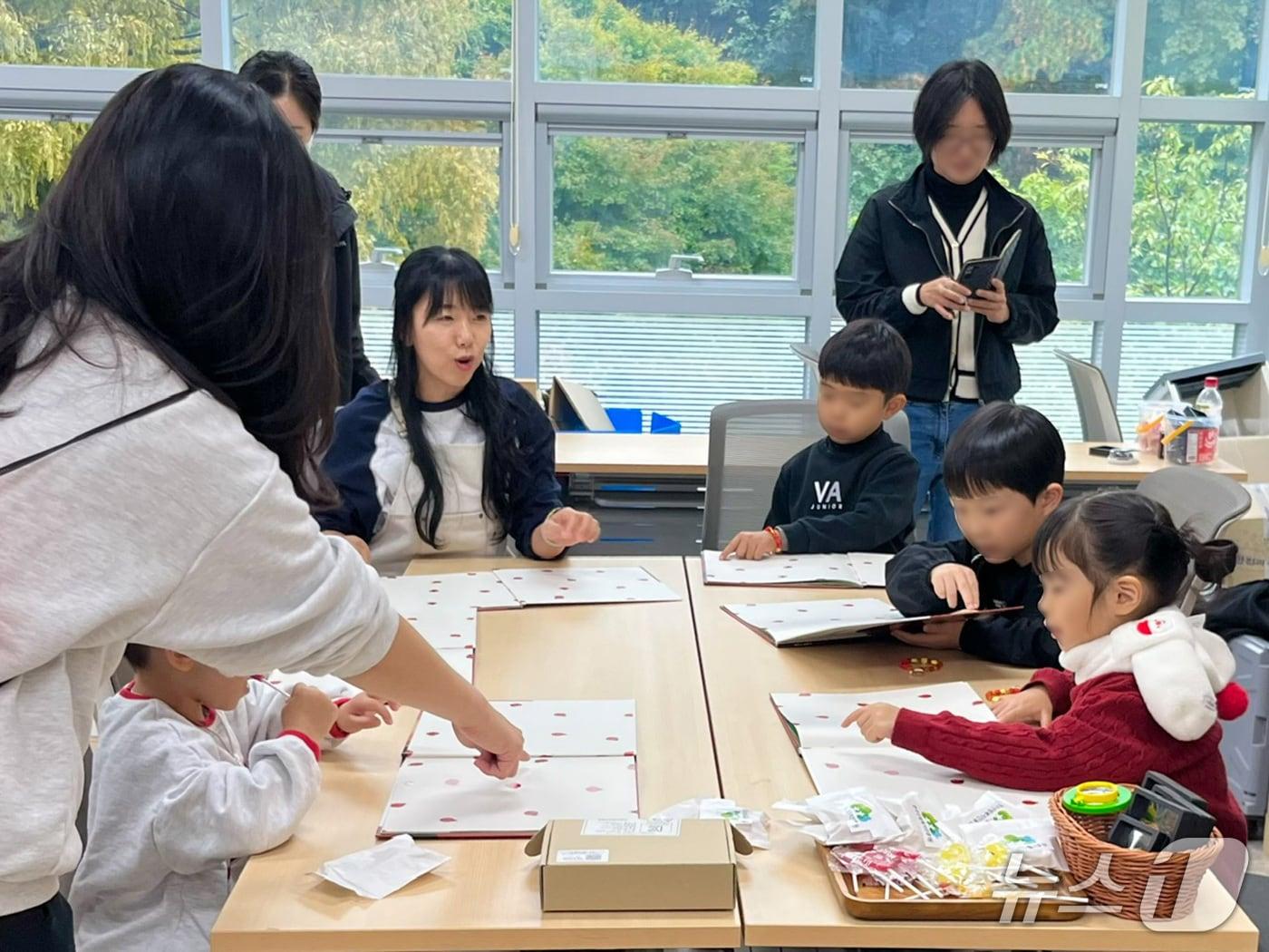 본문 이미지 - '2026년 서구 책 축제' 숲속도서관 체험 부스에서 아이들이 ‘송이는 알아요’ 구연동화 프로그램에 참여하고 있다. (한국산림복지진흥원 제공. 재판매 및 DB금지) /뉴스1
