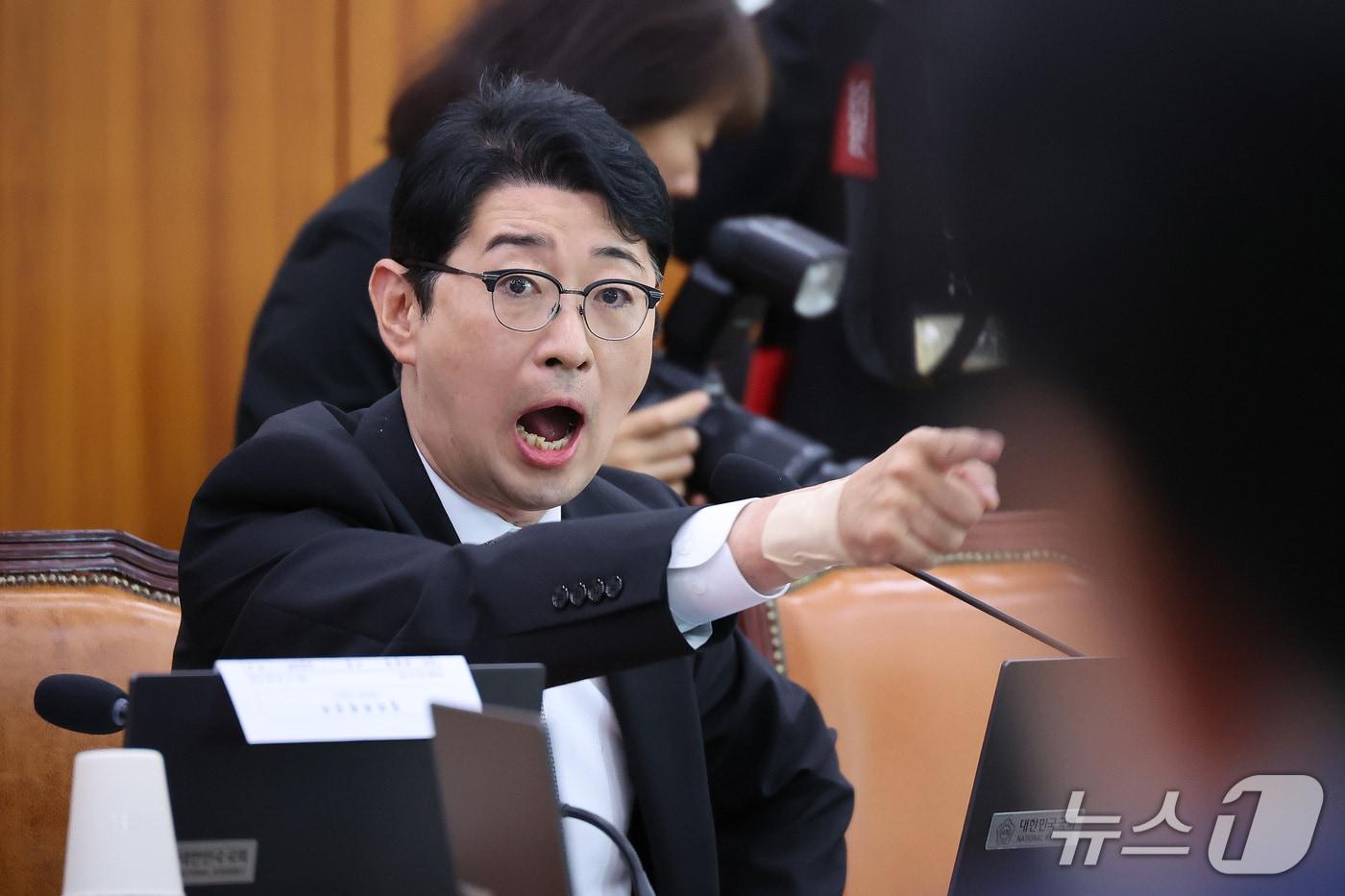 본문 이미지 - 주진우 국민의힘 의원이 26일 서울 여의도 국회에서 열린 법제사법위원회의 법무부 등에 대한 종합감사에서 이재명 대통령의 배우자 김혜경 여사가 서울 역삼동 화재 발생일 유명 프로골퍼와 골프를 쳤다는 의혹과 관련해 영상을 재생하는 것이 불허되자 더불어민주당 의원들과 언쟁을 벌이고 있다. 2026.10.26 ⓒ 뉴스1 신웅수 기자