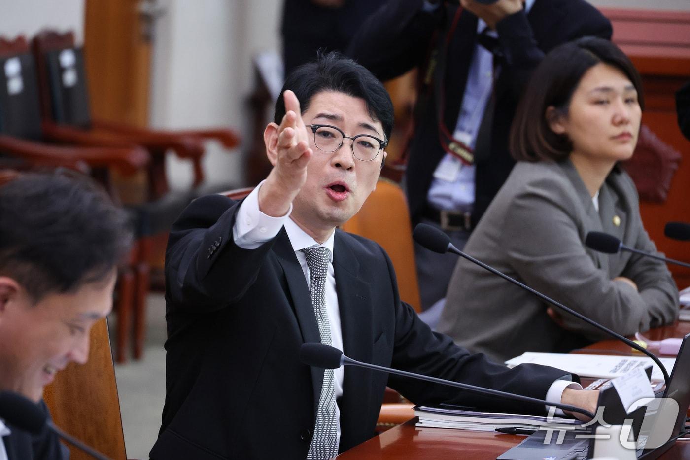 본문 이미지 - 주진우 국민의힘 의원이 26일 서울 여의도 국회에서 열린 법제사법위원회의 법무부 등에 대한 종합감사에서 이재명 대통령의 배우자 김혜경 여사가 서울 역삼동 화재 발생일 유명 프로골퍼와 골프를 쳤다는 의혹과 관련해 영상을 재생하는 것이 막히자 서영교 위원장에게 항의하고 있다. 2026.10.26 ⓒ 뉴스1 신웅수 기자