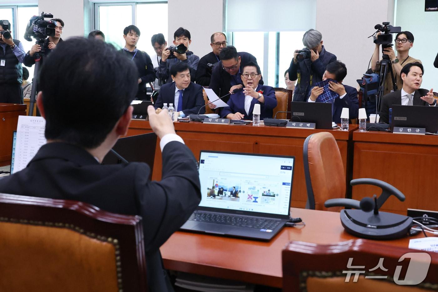 본문 이미지 - 주진우 국민의힘 의원이 26일 서울 여의도 국회에서 열린 법제사법위원회의 법무부 등에 대한 종합감사에서 이재명 대통령의 배우자 김혜경 여사가 서울 역삼동 화재 발생일 유명 프로골퍼와 골프를 쳤다는 의혹과 관련해 영상을 재생하는 것이 불허되자 더불어민주당 의원들과 언쟁을 벌이고 있다. 2026.10.26 ⓒ 뉴스1 신웅수 기자