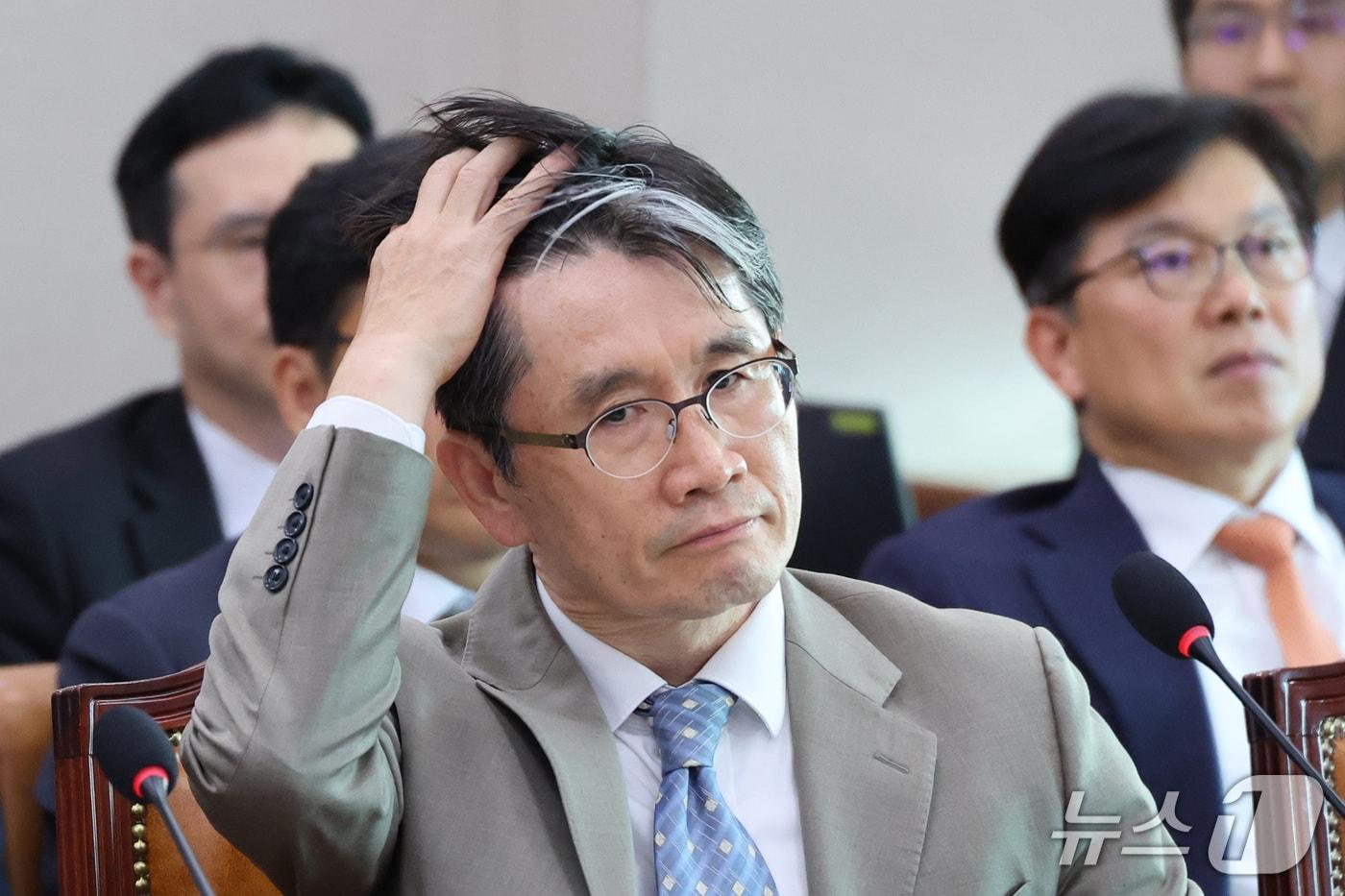 본문 이미지 - 오동운 공수처장이 26일 서울 여의도 국회에서 열린 법제사법위원회의 법무부 등에 대한 종합감사에서 생각에 잠겨 있다. 2026.10.26 ⓒ 뉴스1 신웅수 기자