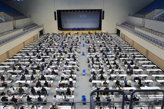 본문 이미지 - 26일 청주대학교 석우문화체육관에서 만화애니메이션학과에 지원한 수험생들이 실기시험(상황표현)을 치르고 있다.(청주대 제공. 재판매 및 DB 금지) 2026.10.26/뉴스1