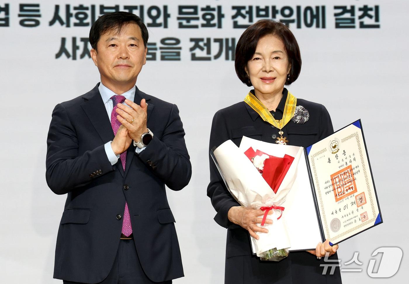 본문 이미지 - 홍라희 리움미술관 명예관장이 26일 오후 서울 중구 우리은행 본점에서 열린 대한적집자사 창립 121주년 기념식에서 이형훈 보건복지부 2차관에게 국민훈장 동백장을 수여받고 기념촬영을 하고 있다. ⓒ 뉴스1 이광호 기자