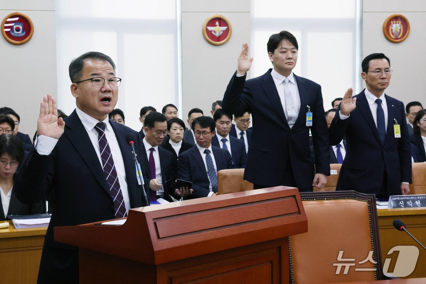 본문 이미지 - 신상균 글로벌국방연구포럼 위원(왼쪽부터) 이주은 퍼플하트 사무국장, 신익현 LIG디펜스&에어로스페이스 대표이사가 지난 26일 서울 여의도 국회 국방위원회에서 열린 국방부 등에 대한 국정감사 종합감사에서 증인으로 출석, 선서를 하고 있다. 2026.10.26 ⓒ 뉴스1 황기선 기자