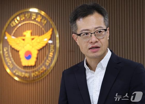 본문 이미지 - 배인호 대전중부경찰서 형사과장이 25일 대전 중구 중앙로 중부경찰서에서 옛 연인 스토킹 살해 40대 남성 검거에 대해 브리핑을 하고 있다. 2026.10.25 ⓒ 뉴스1 김기태 기자 