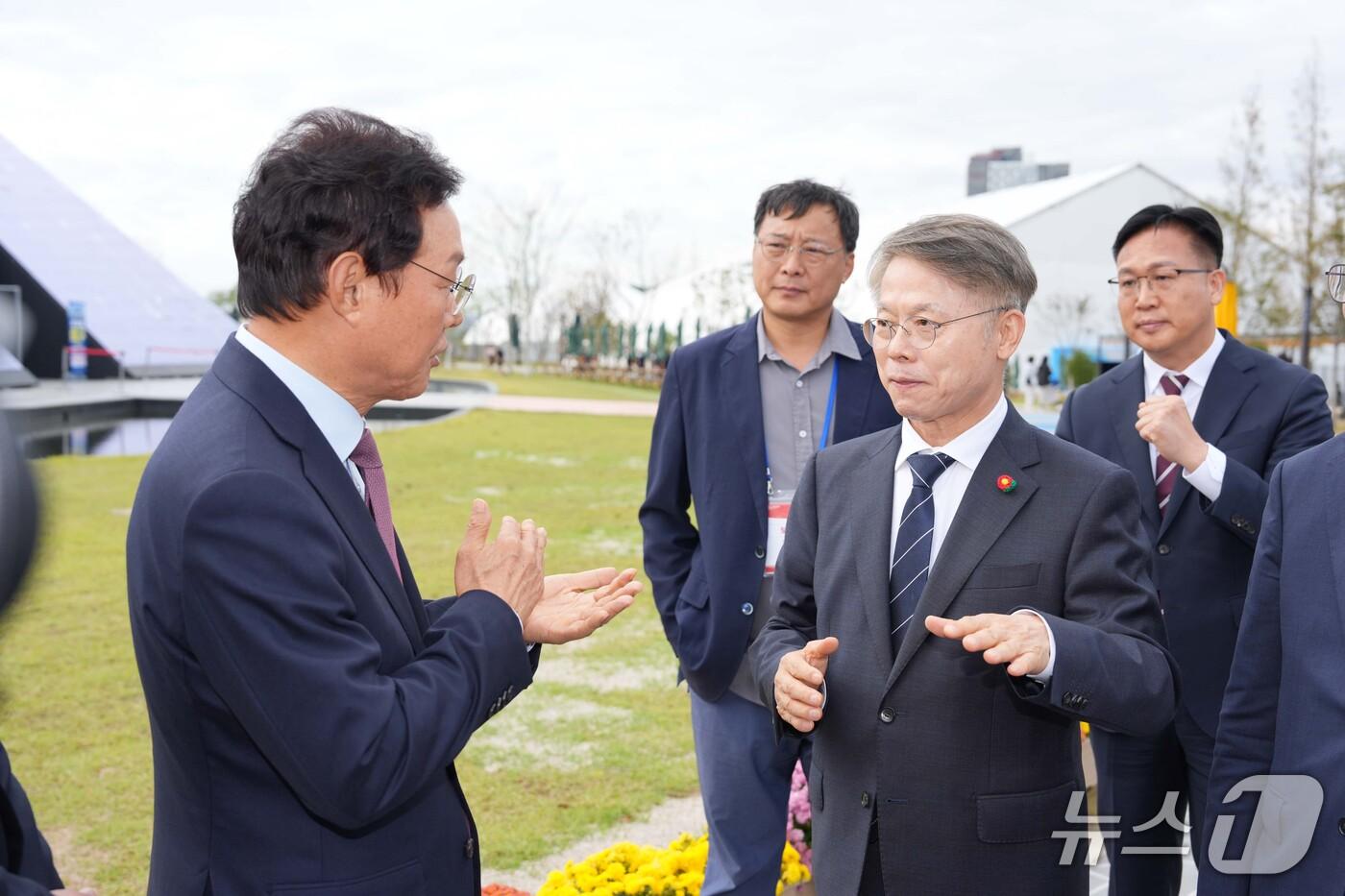 본문 이미지 - 민형배 전남광주통합특별시장이 26일 여수세계섬박람회 주행사장에 방문해 경남도지사, 하동군수, 통영부시장, 사천부시장, 남해부군수 등 주요내빈들과 행사장을 둘러보고 있다.(전남광주통합특별시 제공. 재판매 및 DB금지) 2026.10.26 ⓒ 뉴스1 전원 기자