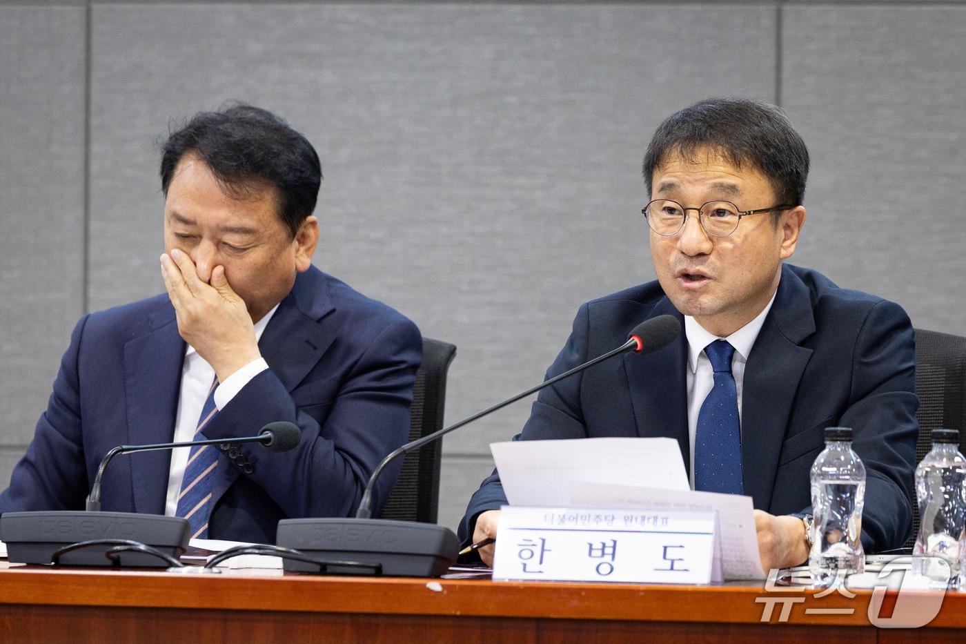 본문 이미지 - 한병도 더불어민주당 원내대표가 지난 26일 서울 여의도 국회 의원회관에서 열린 메가성장특별위원회-정부 '메가성장 전략 간담회'에서 인사말을 하고 있다. 2026.10.26 ⓒ 뉴스1 유승관 기자