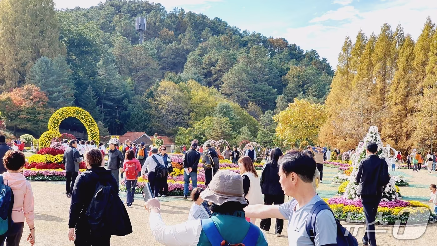 본문 이미지 - 2025년 열린 청남대 가을축제 모습.(충북도 제공. 재판매 및 DB 금지) 2026.10.26/뉴스1