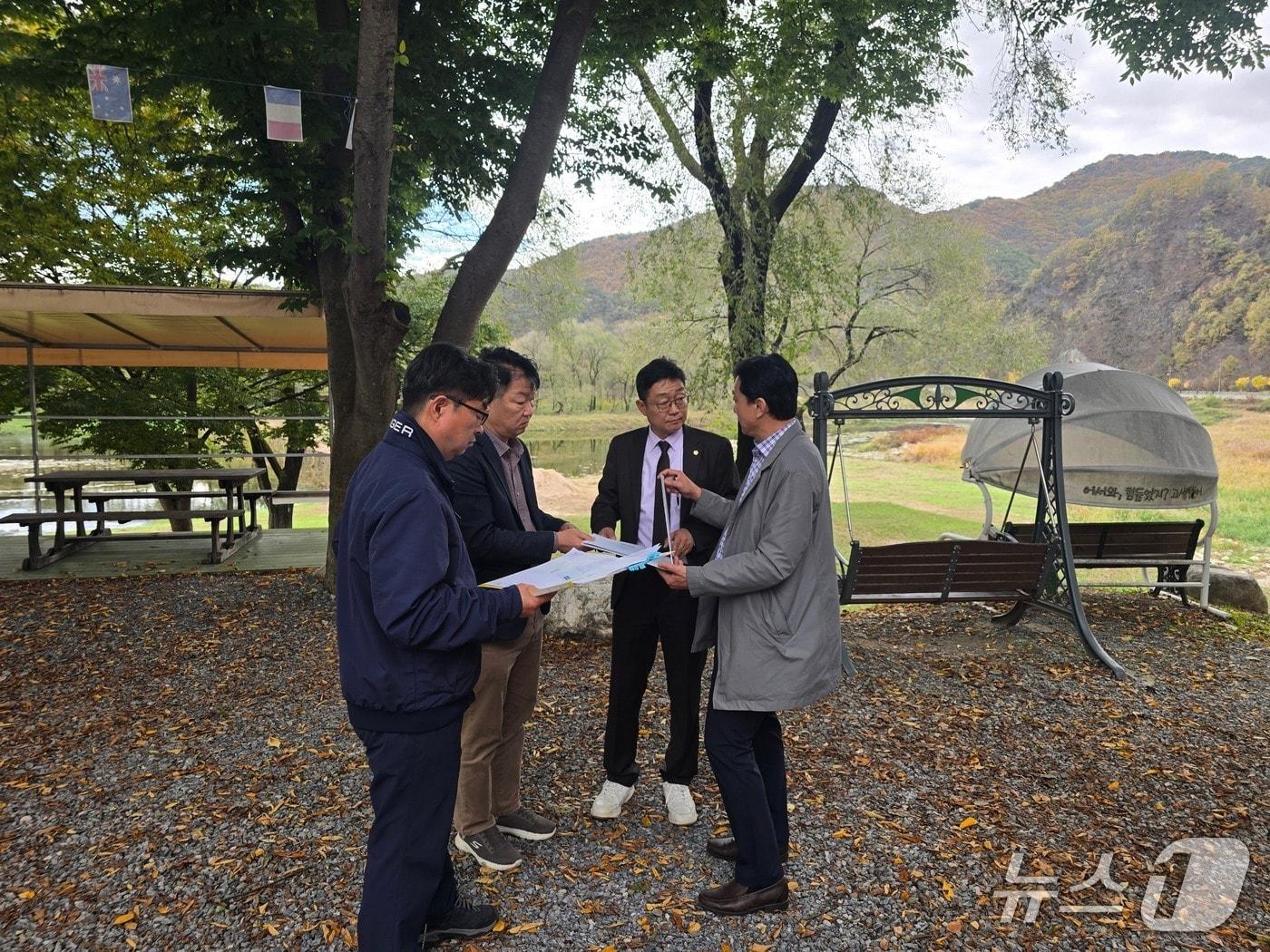 본문 이미지 - 영월 주요 국도·국지도 현장 점검하는 김학조 강원도의원.(강원도의회 제공. 재판매 및 DB 금지)/뉴스1