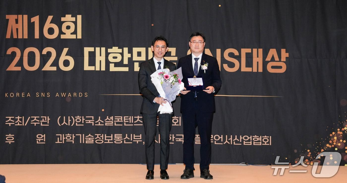 본문 이미지 - 26일 서울 한국프레스센터에서 열린 '제16회 2026 대한민국 SNS대상' 시상식에서 장지익 한국공항공사 홍보실장(오른쪽)이 공공부문 공사 분야 최우수상을 수상한 뒤 기념촬영을 하고 있다.(한국공항공사 제공. 재배포 및 DB금지)2026.10.26/뉴스1