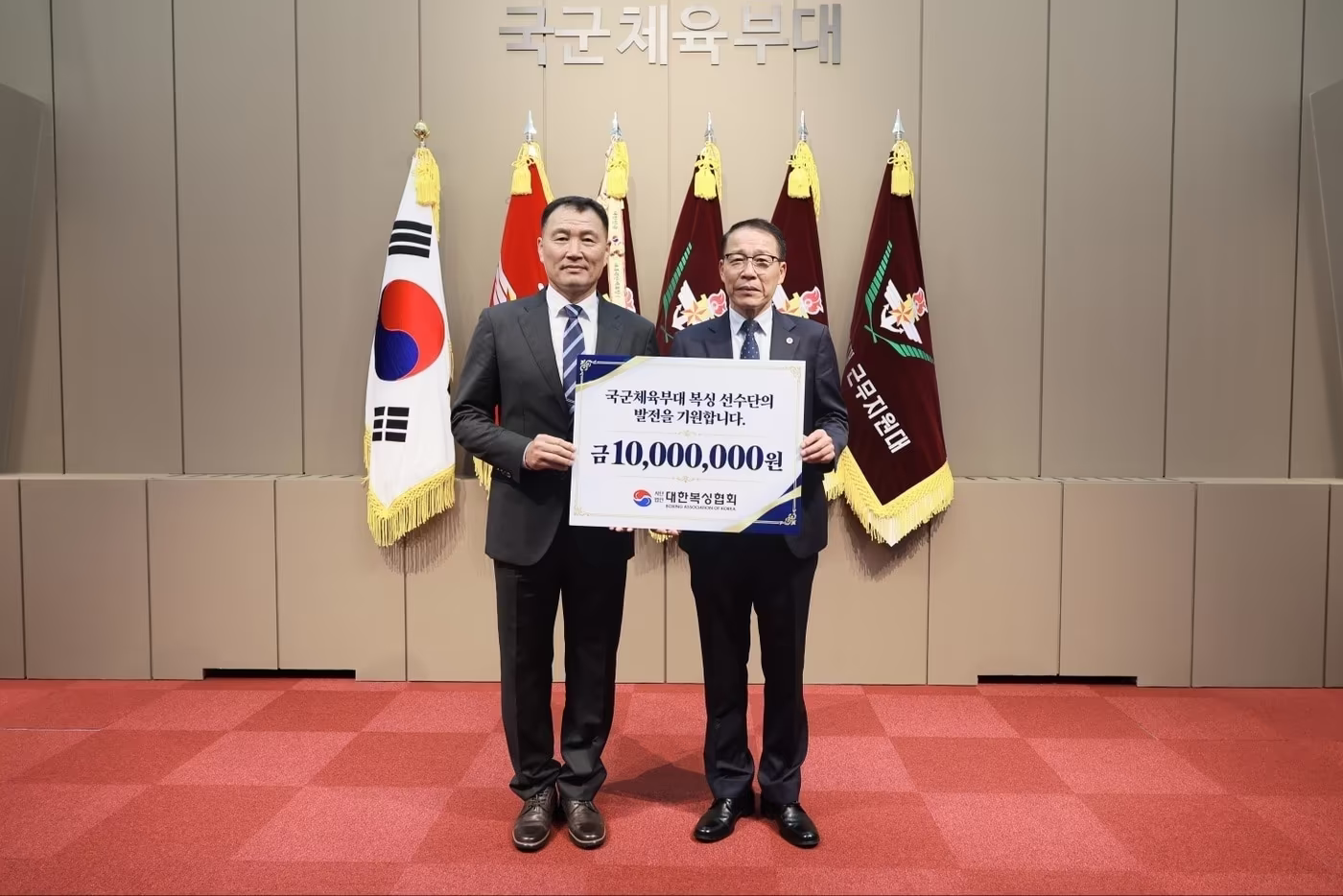 본문 이미지 - 대한복싱협회가 국군체육부대에 기부금 1000만원을 전달했다.(대한복싱협회 제공)