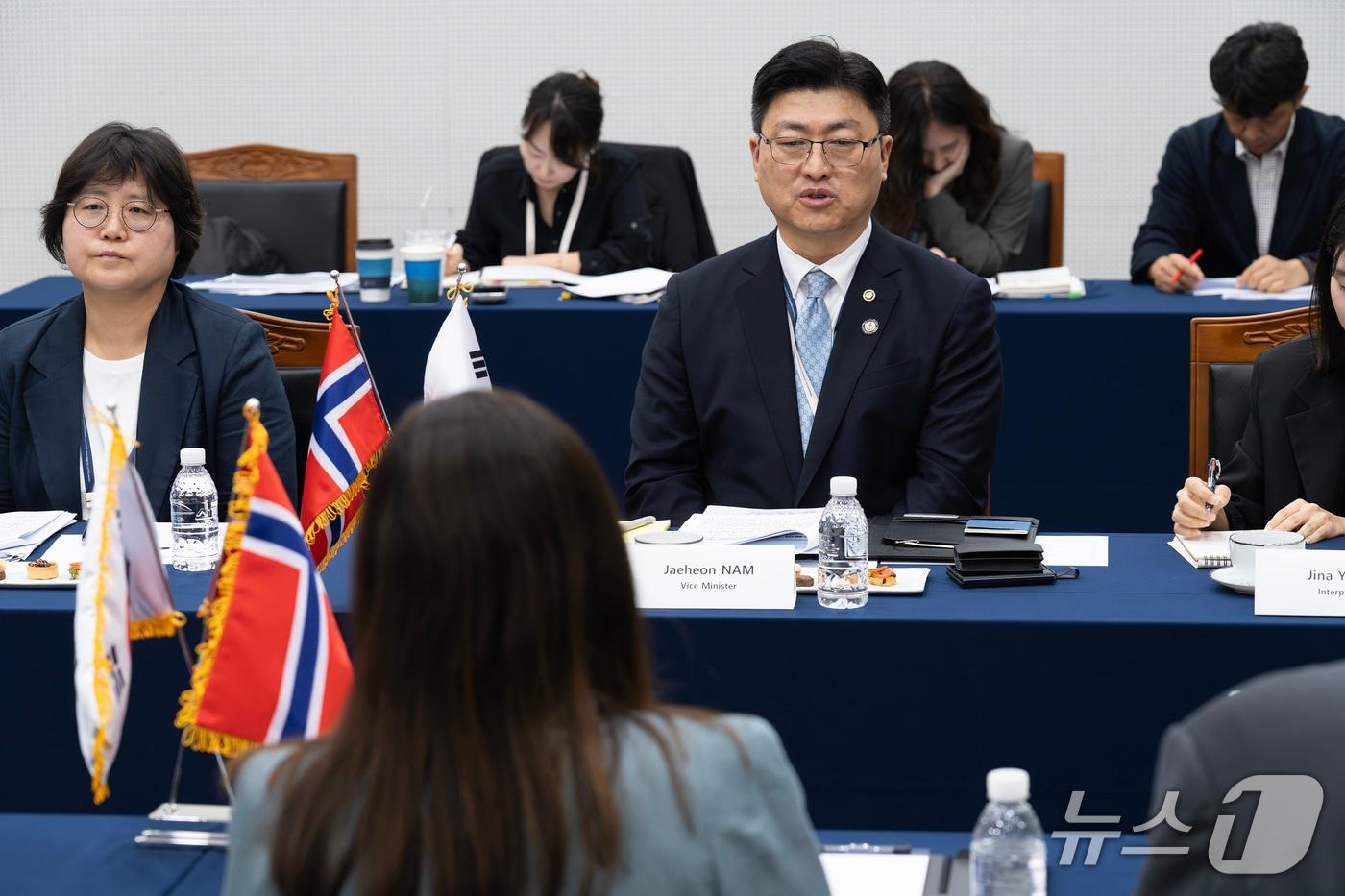 본문 이미지 - 남재헌 해양수산부 차관이 지난 26일 ‘세계 해사의 날’ 기념 행사에 참석한 마리안네 시베르첸 네스(Marianne Sivertsen N&aelig;ss) 노르웨이 통상산업수산부 수산해양정책장관과 면담을 가지고 있다. (해양수산부 제공. 재판매 및 DB 금지) 2026.10.26 ⓒ 뉴스1 이종덕 기자