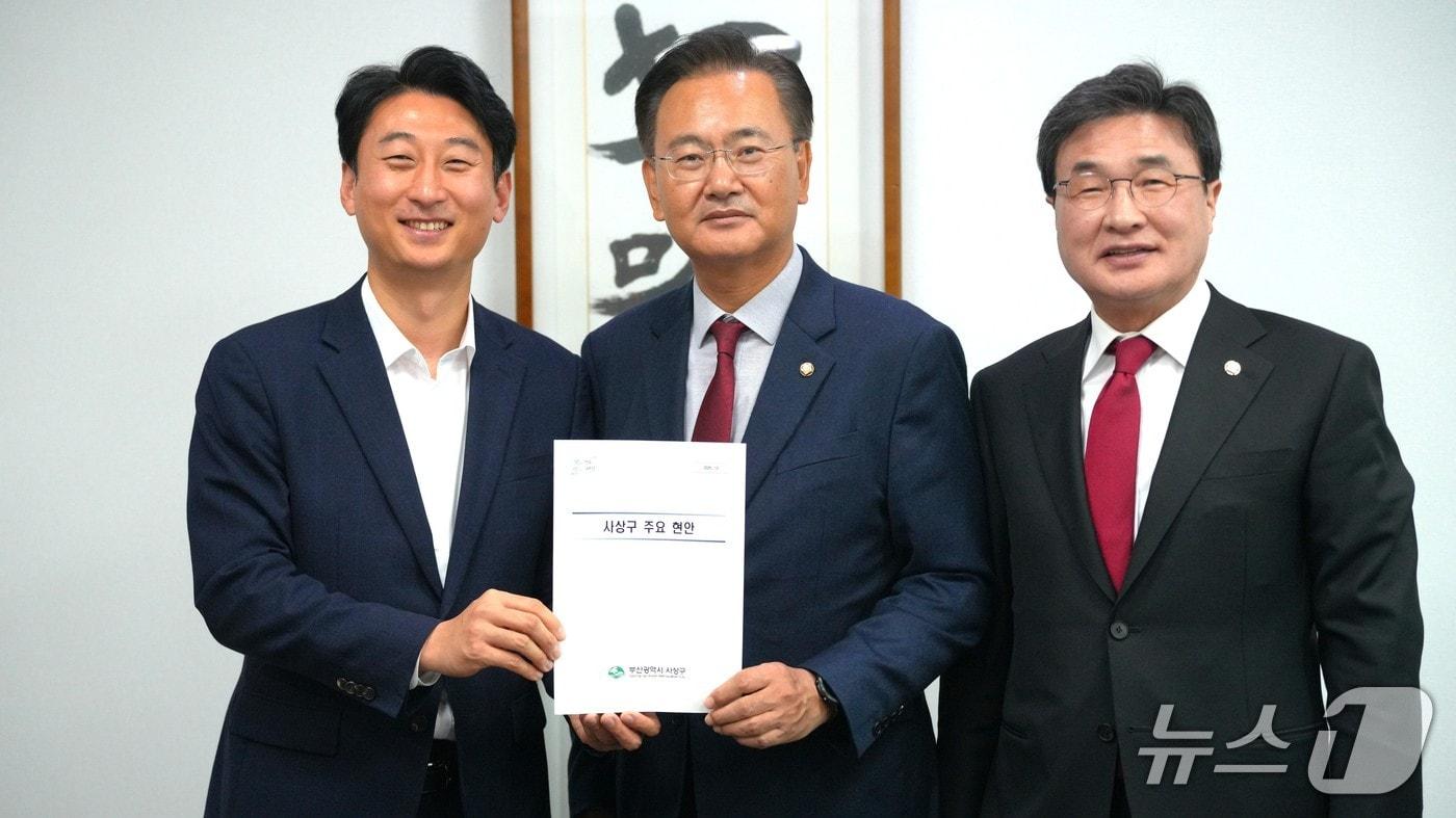 본문 이미지 - 서태경 부산 사상구청장(왼쪽)이 김대식 국회의원(오른쪽)과 유상범 국회 예산결산특별위원회 간사를 만난 후 기념사진을 찍고 있다.(사상구 제공. 재판매 및 DB 금지)