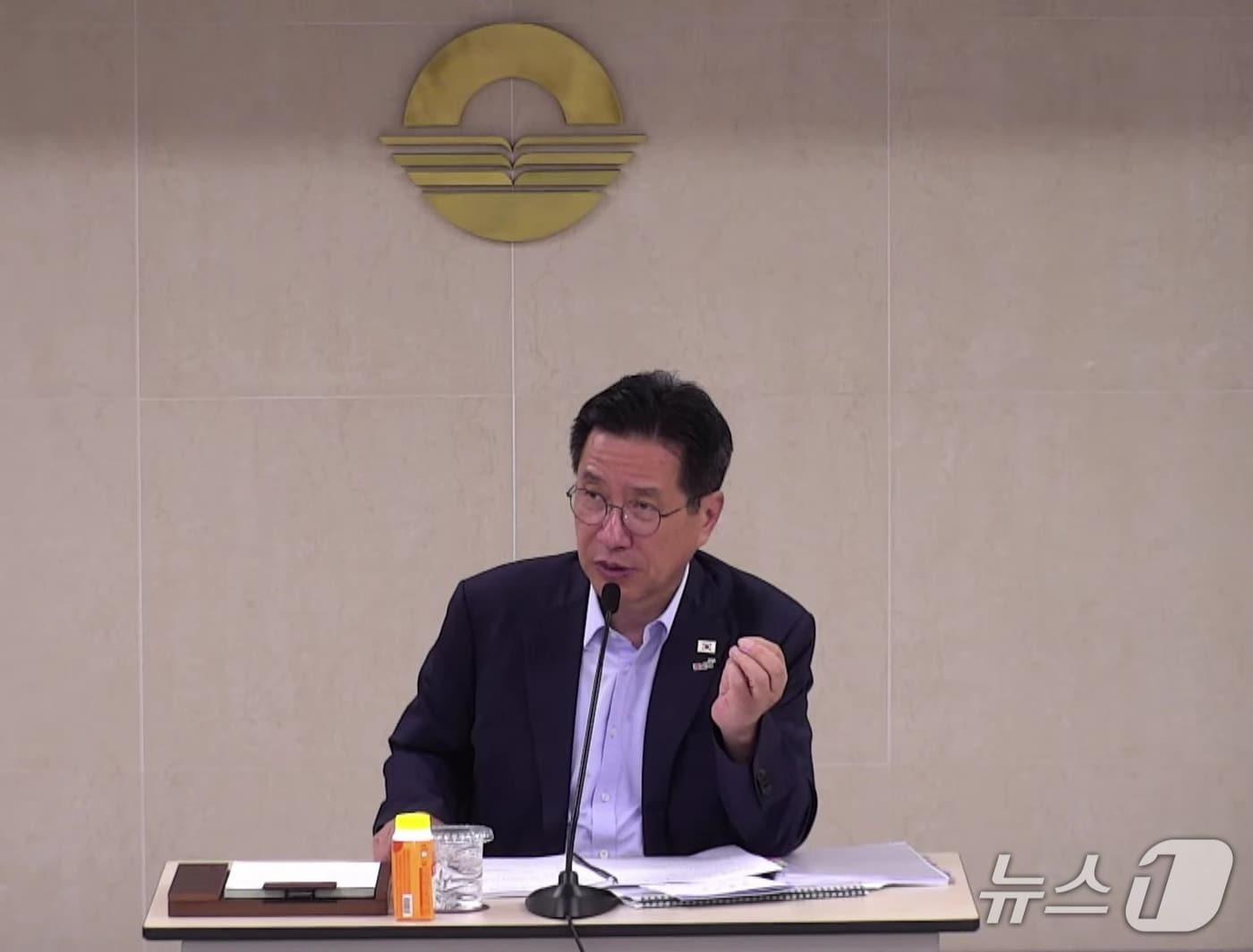 본문 이미지 - 정영두 김해시장이 26일 시청에서 간부회의를 주재하고 있다. (김해시 유튜브 생중계 갈무리.)