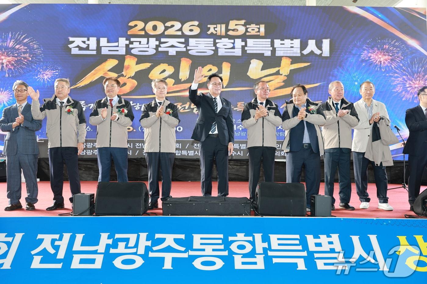 본문 이미지 - 제5회 전남광주특별시 상인의날 행사장 찾은 송형곤 전남광주통합특별시의회 의장.(시의회 제공. 재배포 및 DB 금지)