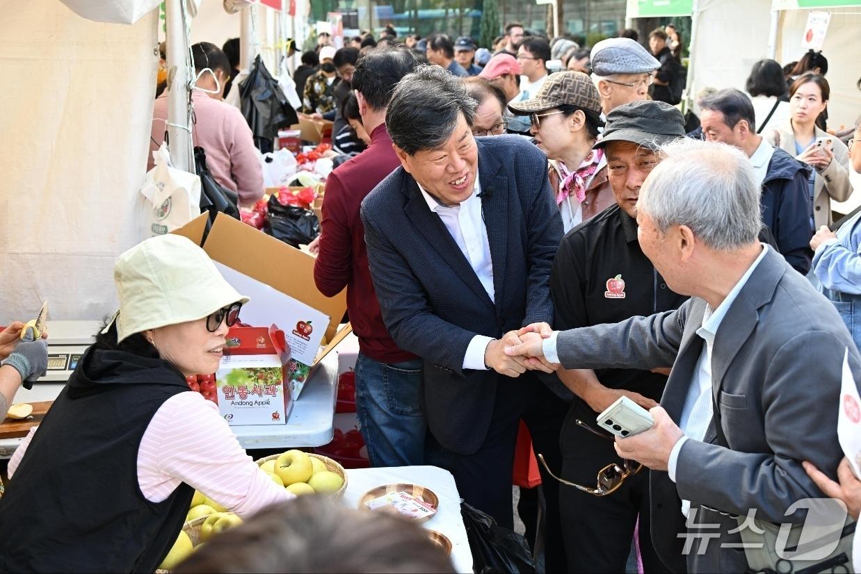 본문 이미지 - 김의승 전 서울시 행정1부시장이 26일 서울시청 서울광장서 열린 '왔니껴 안동장터'에 참석한 모습
