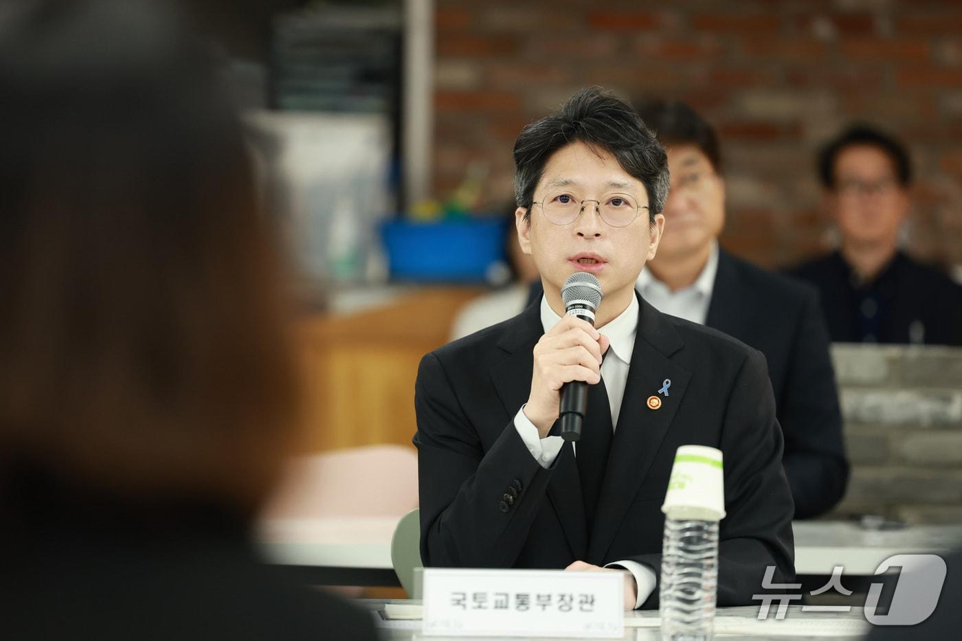 본문 이미지 - 홍지선 국토교통부 장관이 26일 전남 무안국제공항에서 열린 12·29여객기 참사 유가족 간담회에서 발언하고 있다. (국토교통부 제공. 재판매 및 DB 금지) 2026.10.26 ⓒ 뉴스1