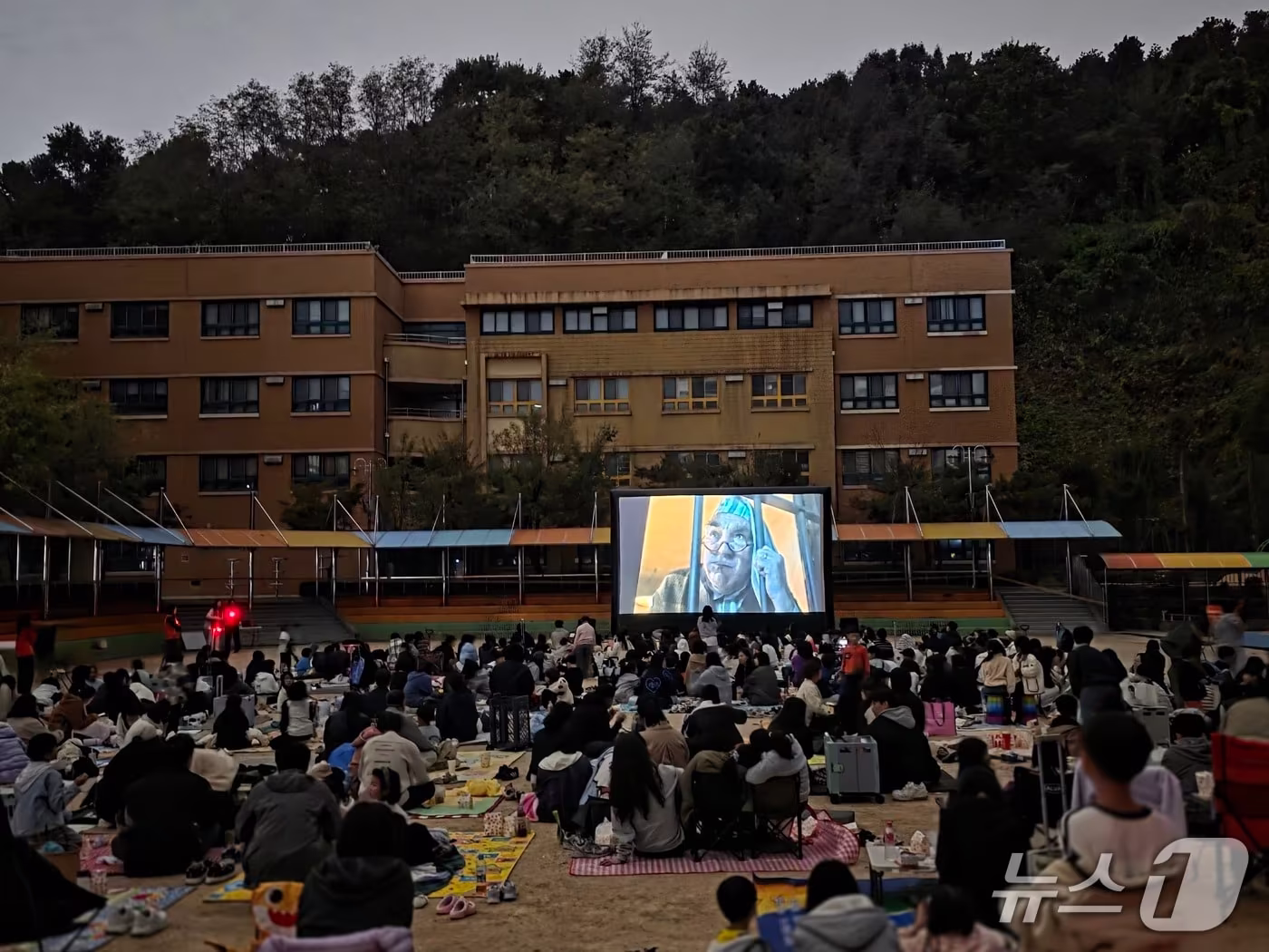 본문 이미지 - 지난 23일 갈곡초등학교(용인시) 학생과 학부모들이 교내 운동장에서 열린 '2026 갈곡 별빛 영화제'에서 영화 '웡카'를 관람하며 가을밤의 추억을 만들었다./(갈곡초 제공. 재판매 및 DB 금지) 2026.10.26/뉴스1