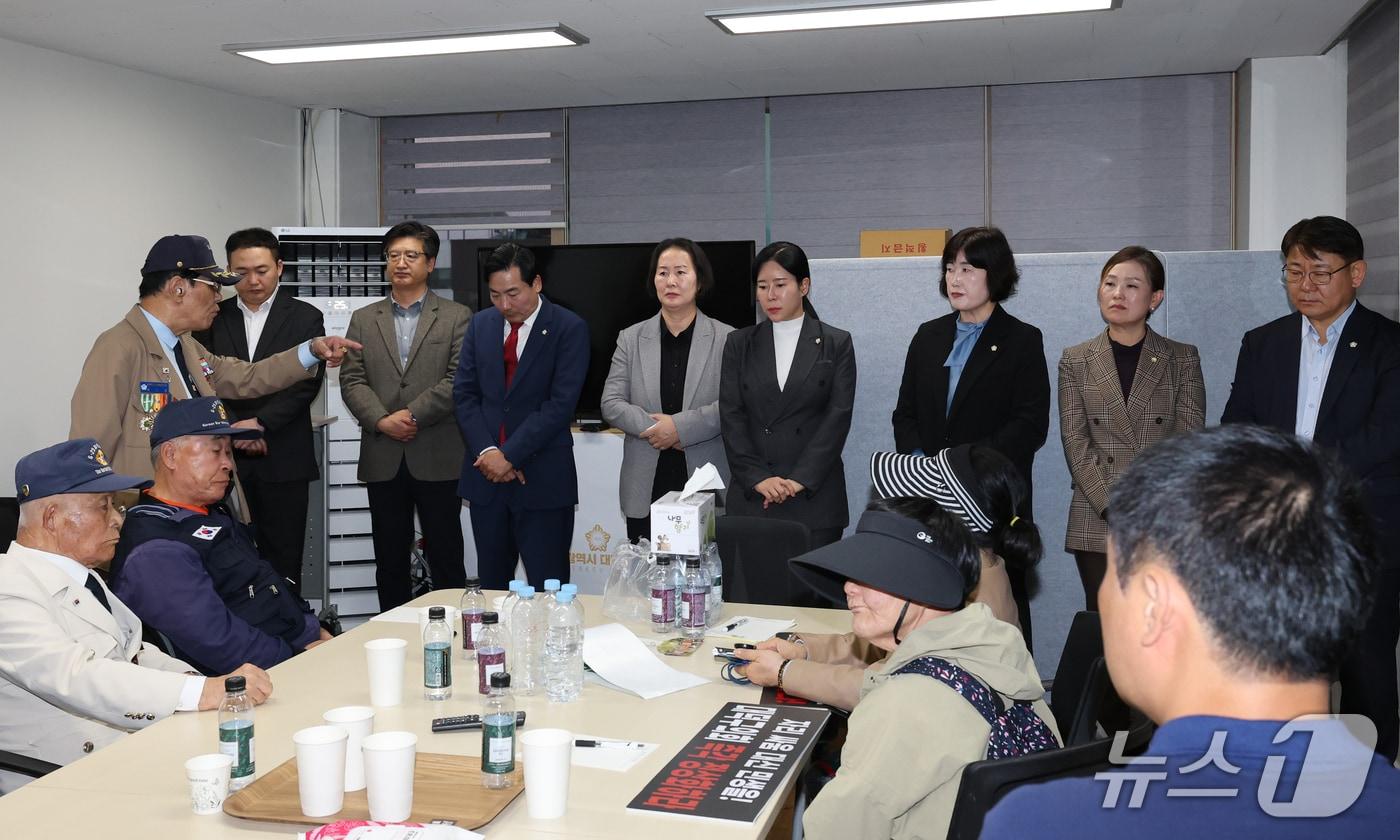 본문 이미지 - 대덕구 주민들이 26일 대덕구의회 항의 방문하고 있다. ⓒ 뉴스1 김기태 기자