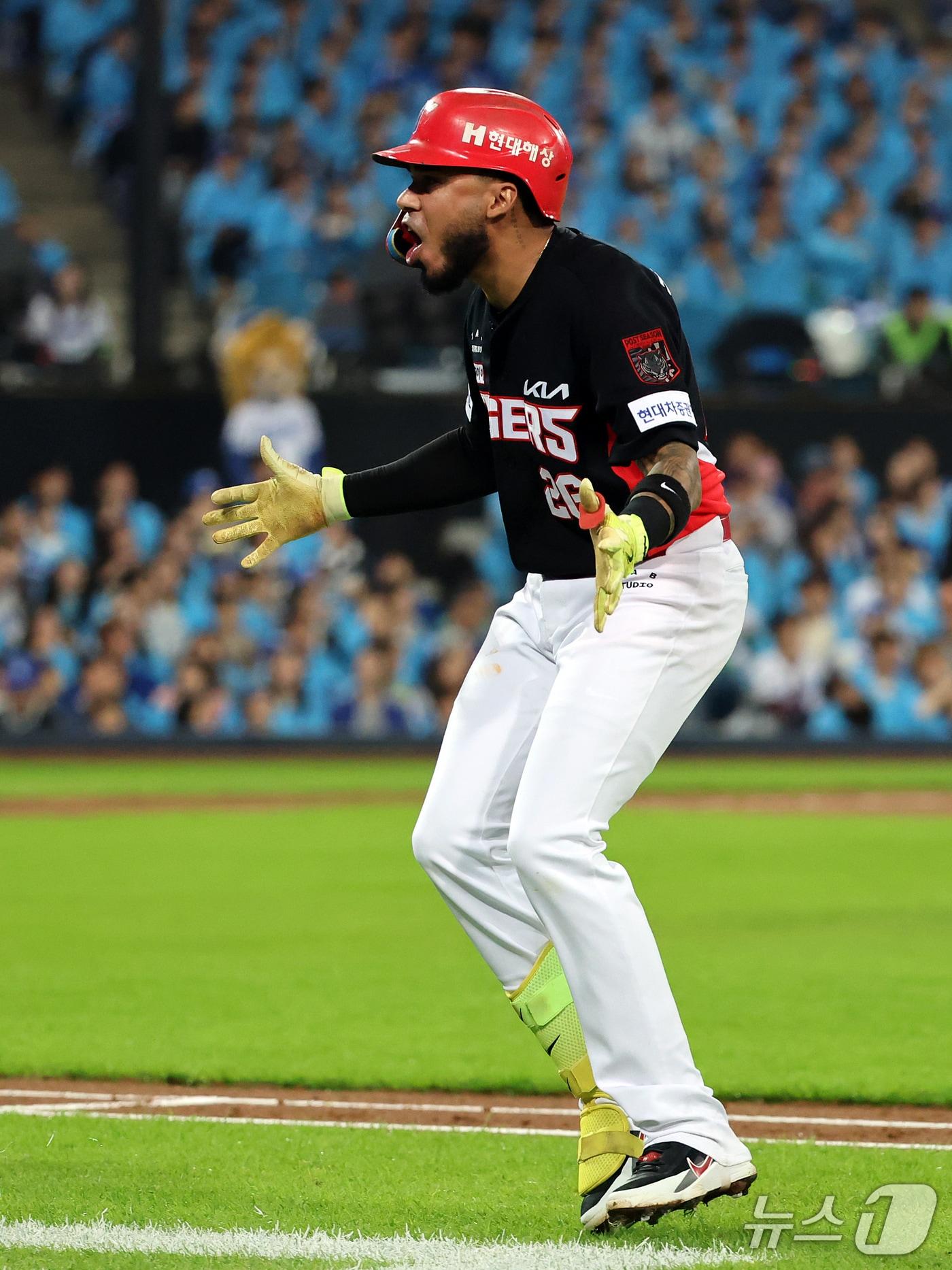 본문 이미지 - 26일 오후 대구 삼성라이온즈파크에서 열린 프로야구 2026 신한 SOL KBO 포스트시즌 플레이오프 1차전 KIA 타이거즈와 삼성 라이온즈의 경기, KIA 카스트로가 3회초 2사 1루 상황 투런 홈런을 친 후 포효하고 있다. 2026.10.26 ⓒ 뉴스1 김진환 기자