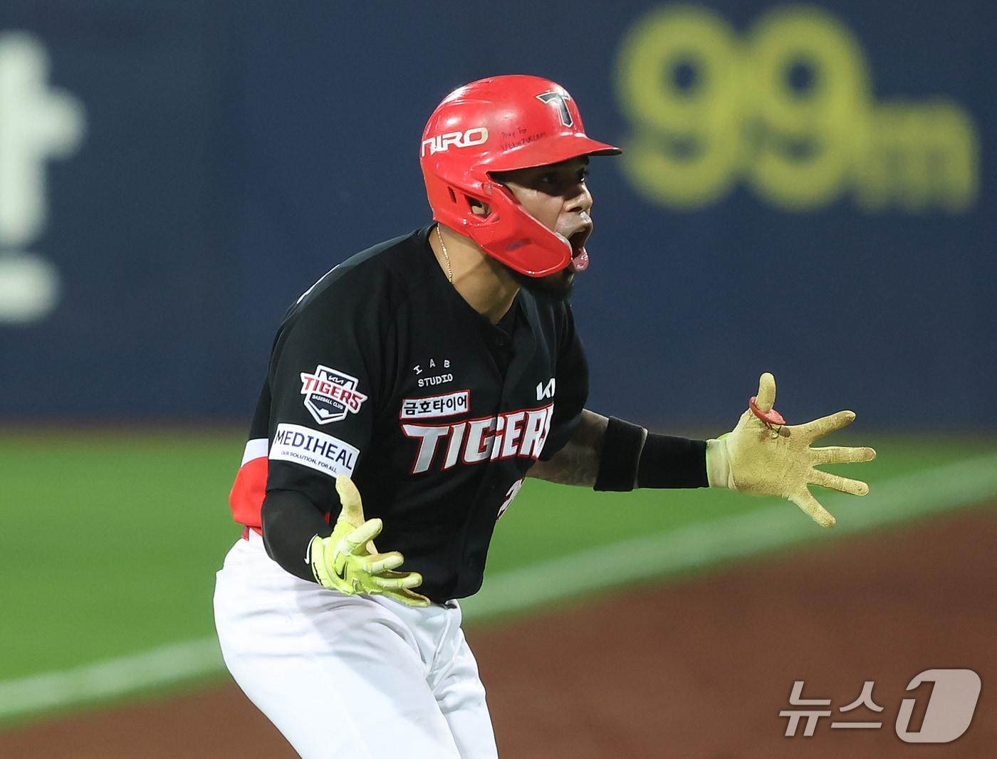 본문 이미지 - 26일 오후 대구 삼성라이온즈파크에서 열린 프로야구 2026 신한 SOL KBO 포스트시즌 플레이오프 1차전 KIA 타이거즈와 삼성 라이온즈의 경기, KIA 카스트로가 3회초 2사 1루 상황 투런 홈런을 친 후 포효하고 있다. 2026.10.26 ⓒ 뉴스1 공정식 기자