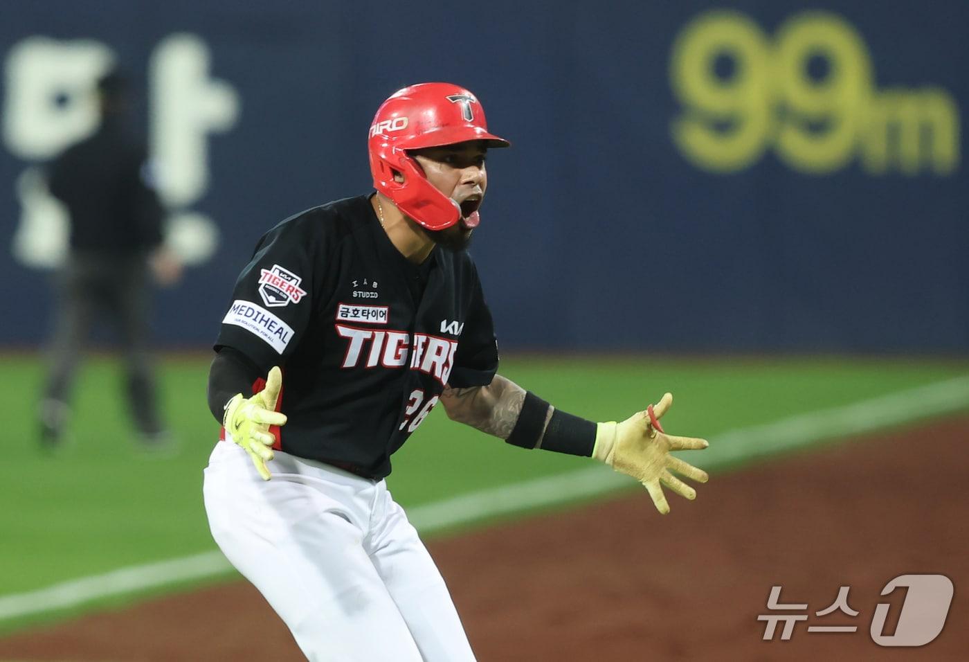 본문 이미지 - 26일 오후 대구 삼성라이온즈파크에서 열린 프로야구 2026 신한 SOL KBO 포스트시즌 플레이오프 1차전 KIA 타이거즈와 삼성 라이온즈의 경기, KIA 카스트로가 3회초 2사 1루 상황 투런 홈런을 친 후 포효하고 있다. 2026.10.26 ⓒ 뉴스1 공정식 기자