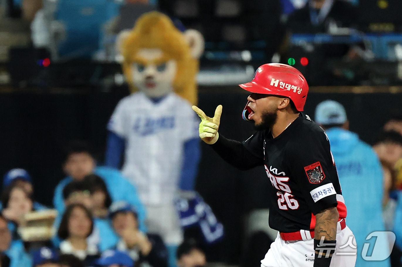 본문 이미지 - 26일 오후 대구 삼성라이온즈파크에서 열린 프로야구 2026 신한 SOL KBO 포스트시즌 플레이오프 1차전 KIA 타이거즈와 삼성 라이온즈의 경기, KIA 카스트로가 3회초 2사 1루 상황 투런 홈런을 친 후 포효하고 있다. 2026.10.26 ⓒ 뉴스1 김진환 기자