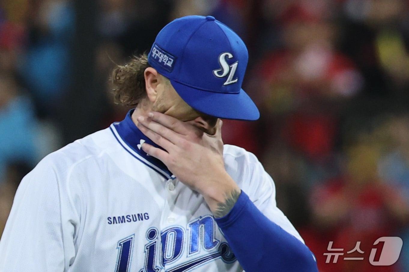 본문 이미지 - 26일 오후 대구 삼성라이온즈파크에서 열린 프로야구 2026 신한 SOL KBO 포스트시즌 플레이오프 1차전 KIA 타이거즈와 삼성 라이온즈의 경기, 5회초 삼성 선발투수 페덱이 강판되고 있다. 2026.10.26 ⓒ 뉴스1 박지혜 기자