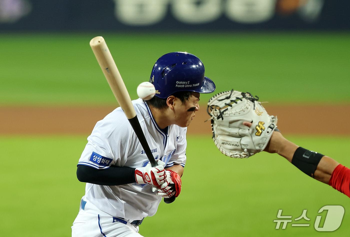 본문 이미지 - 26일 오후 대구 삼성라이온즈파크에서 열린 프로야구 2026 신한 SOL KBO 포스트시즌 플레이오프 1차전 KIA 타이거즈와 삼성 라이온즈의 경기, 5회말 1사 상황 삼성 박승규가 KIA 선발 네일이 던진 공에 머리를 맞고 있다. KIA 선발 네일은 헤드샷 투구로 퇴장. 2026.10.26 ⓒ 뉴스1 공정식 기자