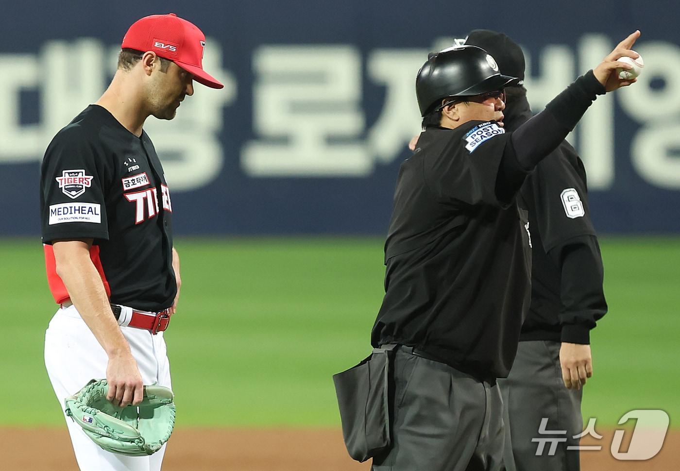 본문 이미지 - 26일 오후 대구 삼성라이온즈파크에서 열린 프로야구 2026 신한 SOL KBO 포스트시즌 플레이오프 1차전 KIA 타이거즈와 삼성 라이온즈의 경기, 5회말 1사 상황 삼성 박승규에게 헤드샷 투구를 한 KIA 선발 네일이 퇴장 당하고 있다. 2026.10.26 ⓒ 뉴스1 공정식 기자