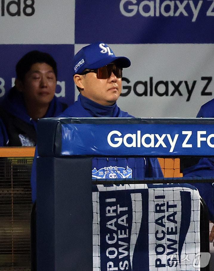 본문 이미지 - 26일 오후 대구 삼성라이온즈파크에서 열린 프로야구 2026 신한 SOL KBO 포스트시즌 플레이오프 1차전 KIA 타이거즈와 삼성 라이온즈의 경기, 삼성 박진만 감독이 7회초 더그아웃에서 경기를 지켜보고 있다. 2026.10.26 ⓒ 뉴스1 김진환 기자
