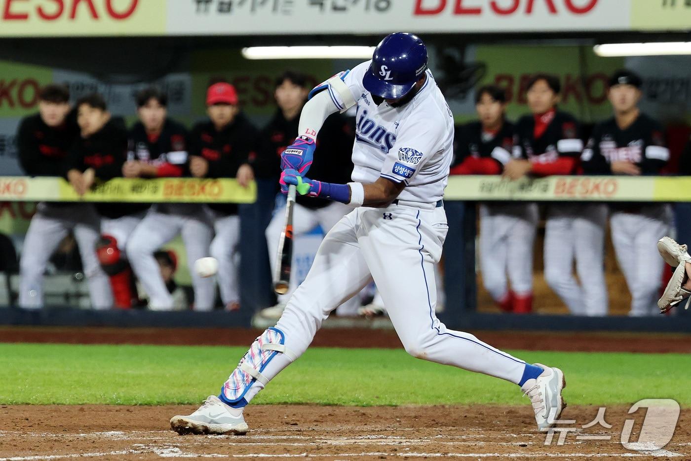 본문 이미지 - 26일 오후 대구 삼성라이온즈파크에서 열린 프로야구 2026 신한 SOL KBO 포스트시즌 플레이오프 1차전 KIA 타이거즈와 삼성 라이온즈의 경기, 7회말 1사 상황 삼성 디아즈가 내야 땅볼을 친 후 KIA 유격수 박민의 포구 실책으로 출루하고 있다. 2026.10.26 ⓒ 뉴스1 박지혜 기자