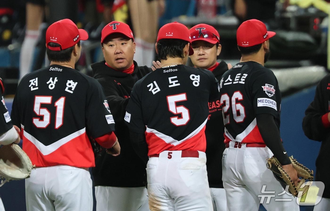 본문 이미지 - 이범호 감독이 격려하고 있다 캡션 26일 오후 대구 삼성라이온즈파크에서 열린 프로야구 2026 신한 SOL KBO 포스트시즌 플레이오프 1차전 KIA 타이거즈와 삼성 라이온즈의 경기에서 5대 1로 승리한 KIA 이범호 감독이 선수들을 격려하고 있다. 2026.10.26 ⓒ 뉴스1 박지혜 기자