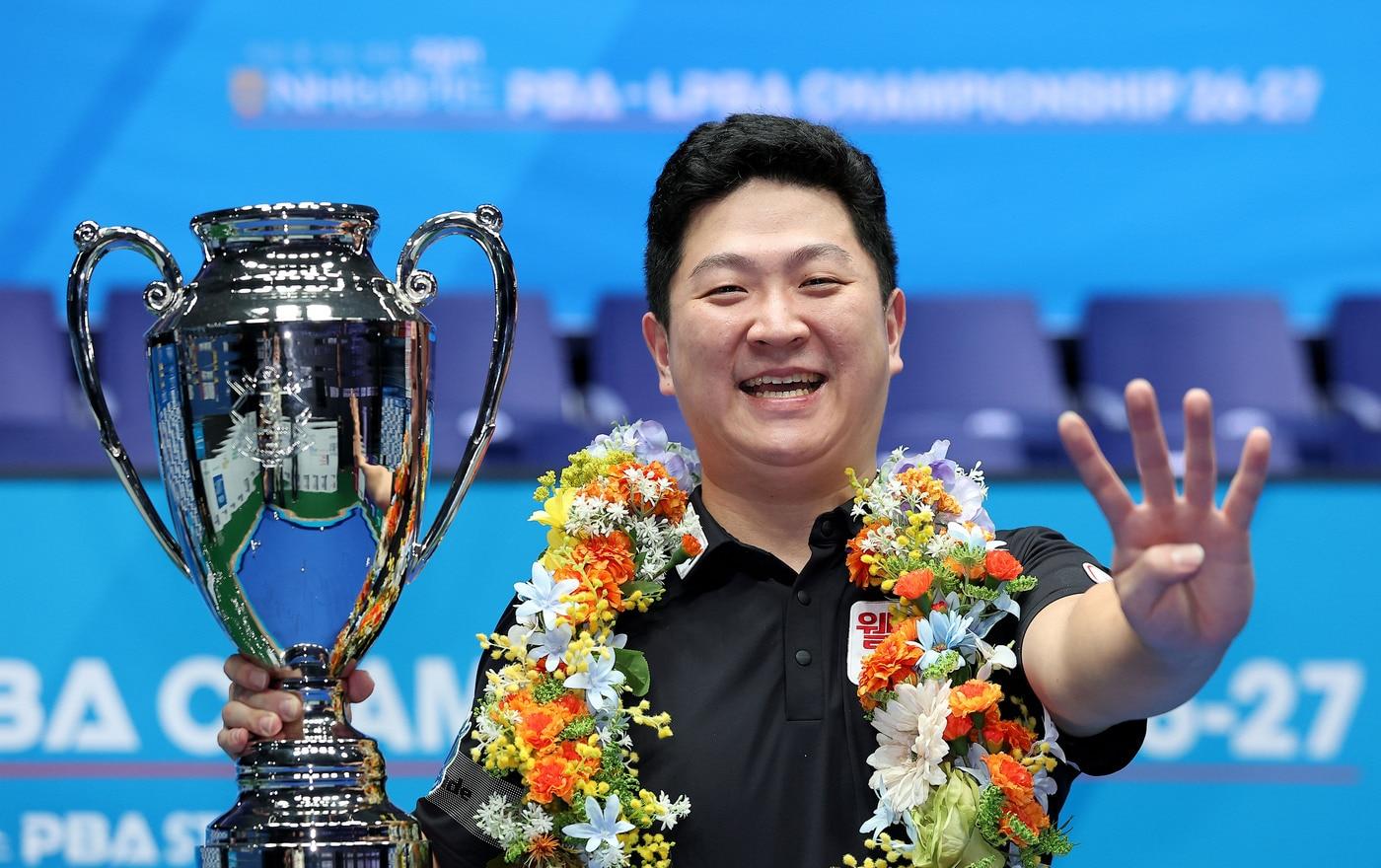 본문 이미지 - 통산 4번째 우승을 차지한 조건휘가 손가락 4개를 펼치며 기뻐하고 있다. (PBA 제공. DB 및 재판매 금지)