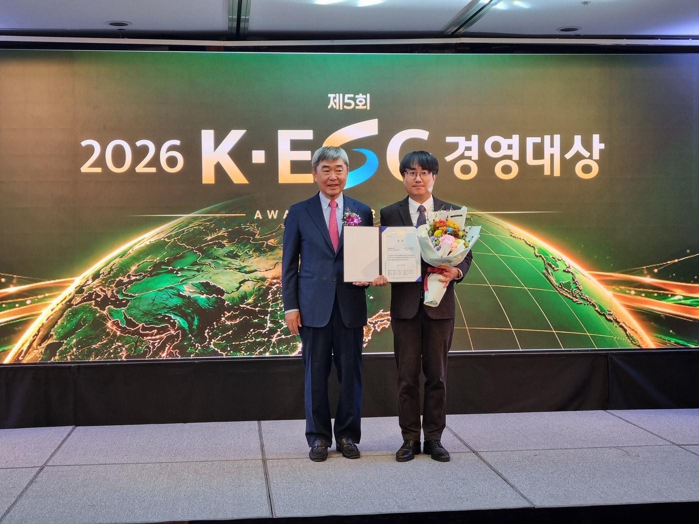 본문 이미지 - 유창조 동국대학교 교수(왼쪽·K-ESG 경영대상 심사위원 )와 김준호 소상공인시장진흥공단 ESG경영실 실장이 기념사진을 찍고 있다.(소상공인시장진흥공단 제공)