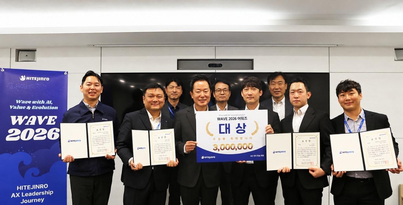 본문 이미지 - 10월 21일 하이트진로 청담사옥에서 하이트진로 장인섭 대표(첫째 줄 왼쪽 세번째) 및 수상자를 포함한 임직원들이 참석한 가운데 'AX리더 1기 시상식'이 열렸다.(하이트진로 제공)