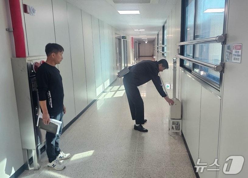 본문 이미지 -  화성소방서 관계자들이 대학수학능력시험을 앞두고 관내 시험장에서 소방시설을 점검하고 있다. (화성소방서 제공)
