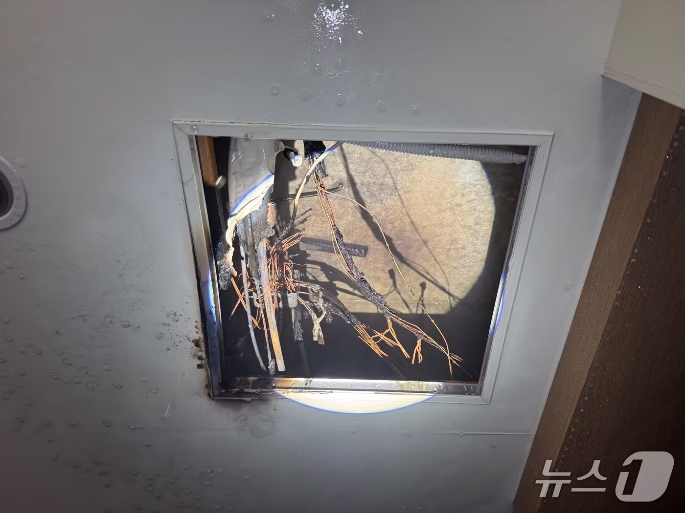 본문 이미지 - 부산 해운대구의 한 시장 내 점포에서 발생한 화재의 발화 추정 지점.(부산소방재난본부 제공. 재판매 및 DB 금지)