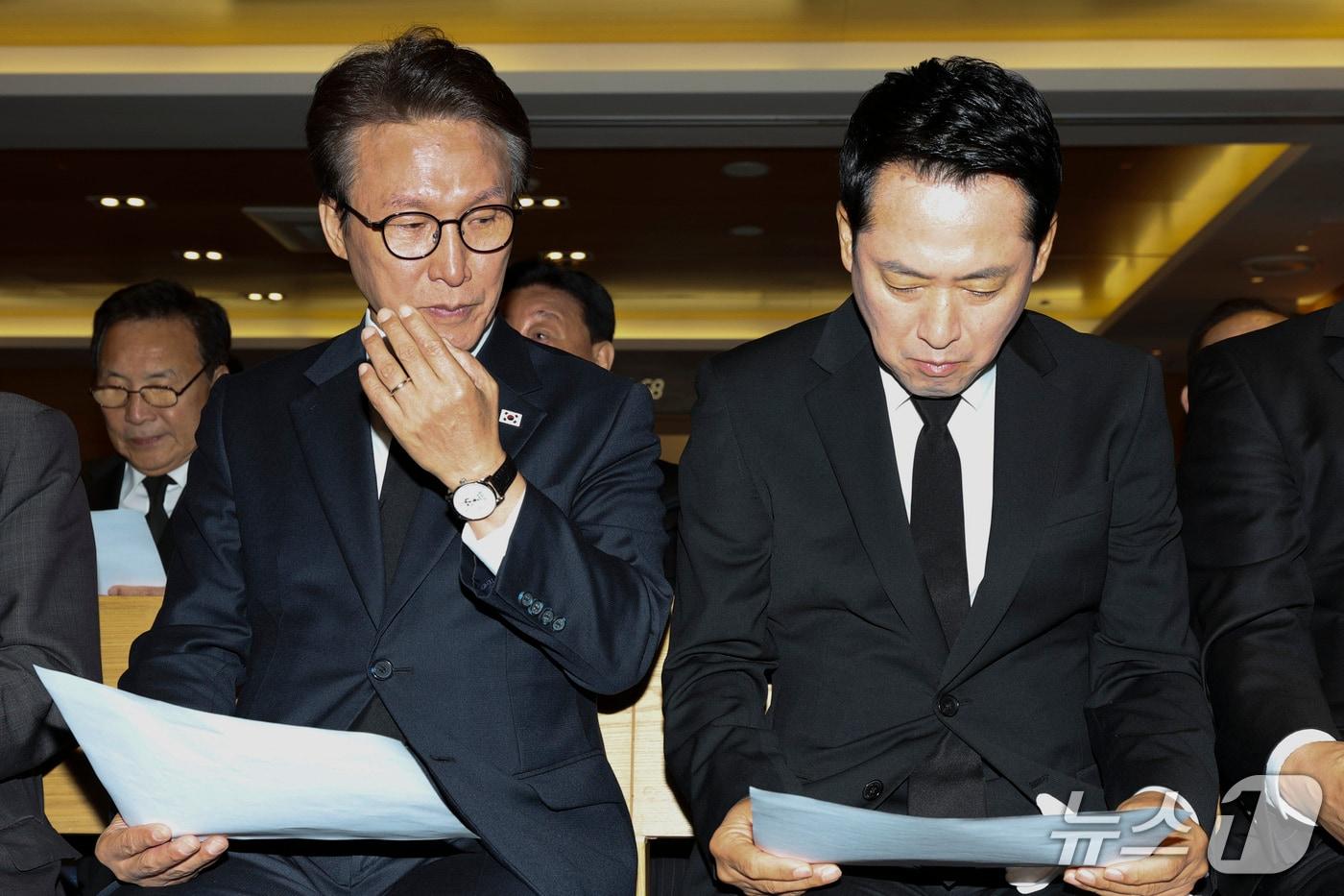 본문 이미지 - 김민석 더불어민주당 대표(왼쪽)와 장동혁 국민의힘 대표가 27일 오전 서울 강남구 삼성서울병원 장례식장에서 열린 고 최형우 전 내무부 장관 영결식에 참석해 식순을 살펴보고 있다. (공동취재) 2026.10.27 ⓒ 뉴스1 김민지 기자
