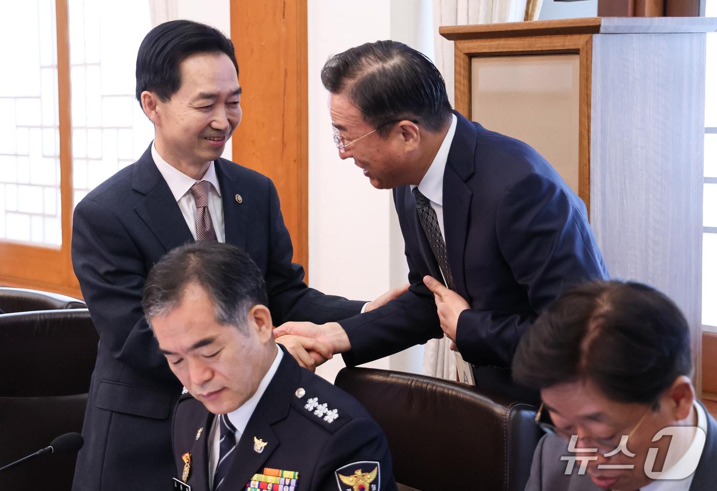 본문 이미지 - 김지용 중대범죄수사청장과 이정현 검찰총장 직무대행이 27일 청와대에서 열린 국무회의에서 인사를 나누고 있다. (청와대통신사진기자단) 2026.10.27 ⓒ 뉴스1 이재명 기자