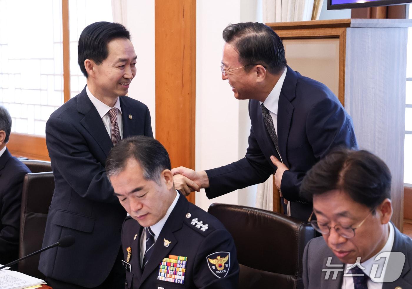 본문 이미지 - 김지용 중대범죄수사청장과 이정현 검찰총장 직무대행이 27일 청와대에서 열린 국무회의에서 인사를 나누고 있다. (청와대통신사진기자단) 2026.10.27 ⓒ 뉴스1 이재명 기자