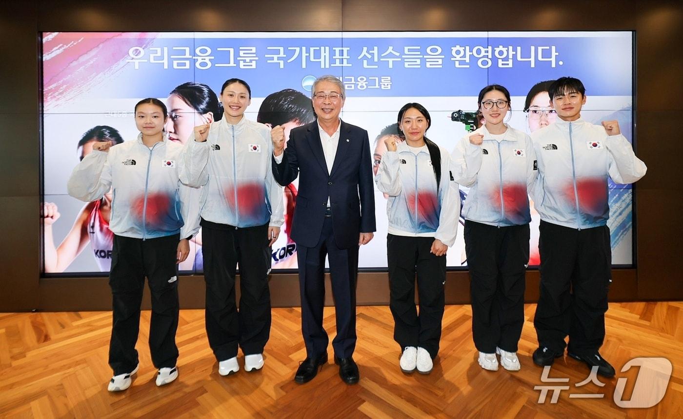 본문 이미지 - 우리금융그룹은 지난 26일 서울 중구 본사에서 아이치·나고야 아시안게임 메달리스트 초청 격려 행사를 열고 선수들에게 포상금과 격려선물을 전달했다. (왼쪽부터) 근대5종 신수민 선수, 농구 강이슬 선수, 임종룡 우리금융그룹 회장, 근대5종 성승민 선수, 사격 양지인 선수, 근대5종 전웅태 선수가 기념 촬영을 하고 있다. 2026.10.26 / 사진제공=우리금융그룹