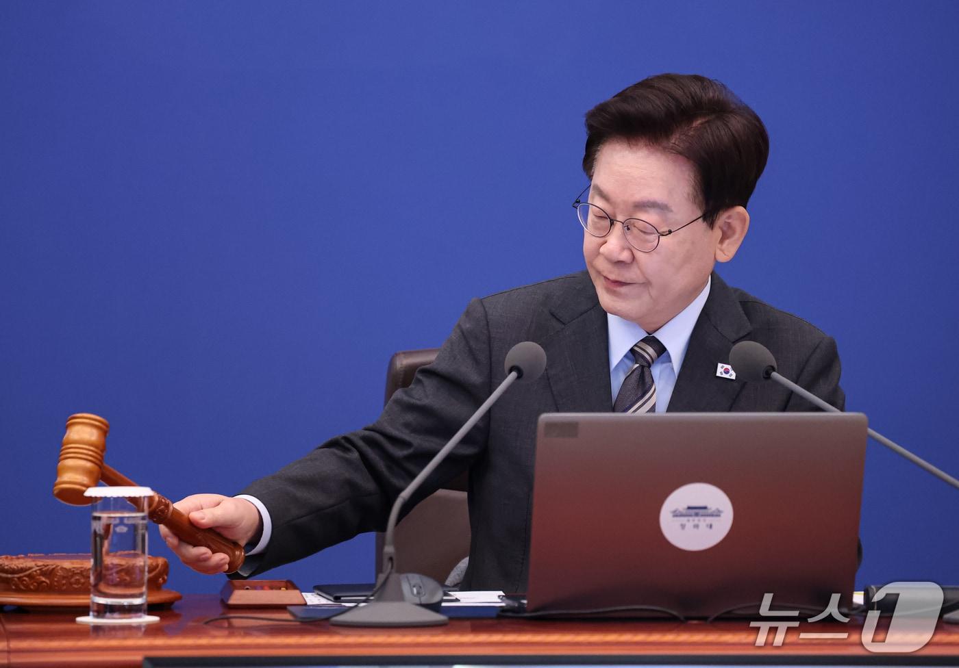 본문 이미지 - 이재명 대통령이 27일 청와대에서 열린 국무회의에서 의사봉을 두드리고 있다. (청와대통신사진기자단) 2026.10.27 ⓒ 뉴스1 이재명 기자