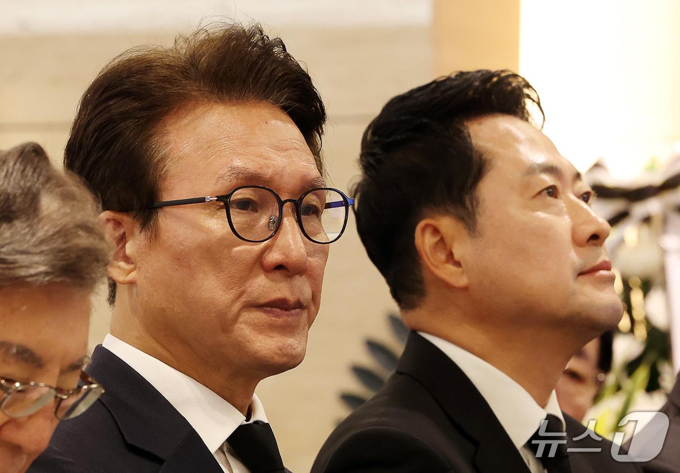 본문 이미지 - 김민석 더불어민주당 대표(왼쪽)와 장동혁 국민의힘 대표가 27일 오전 서울 강남구 삼성서울병원 장례식장에서 열린 고 최형우 전 내무부 장관 영결식에 참석해 차리하고 있다. 2026.10.27 ⓒ 뉴스1 김민지 기자