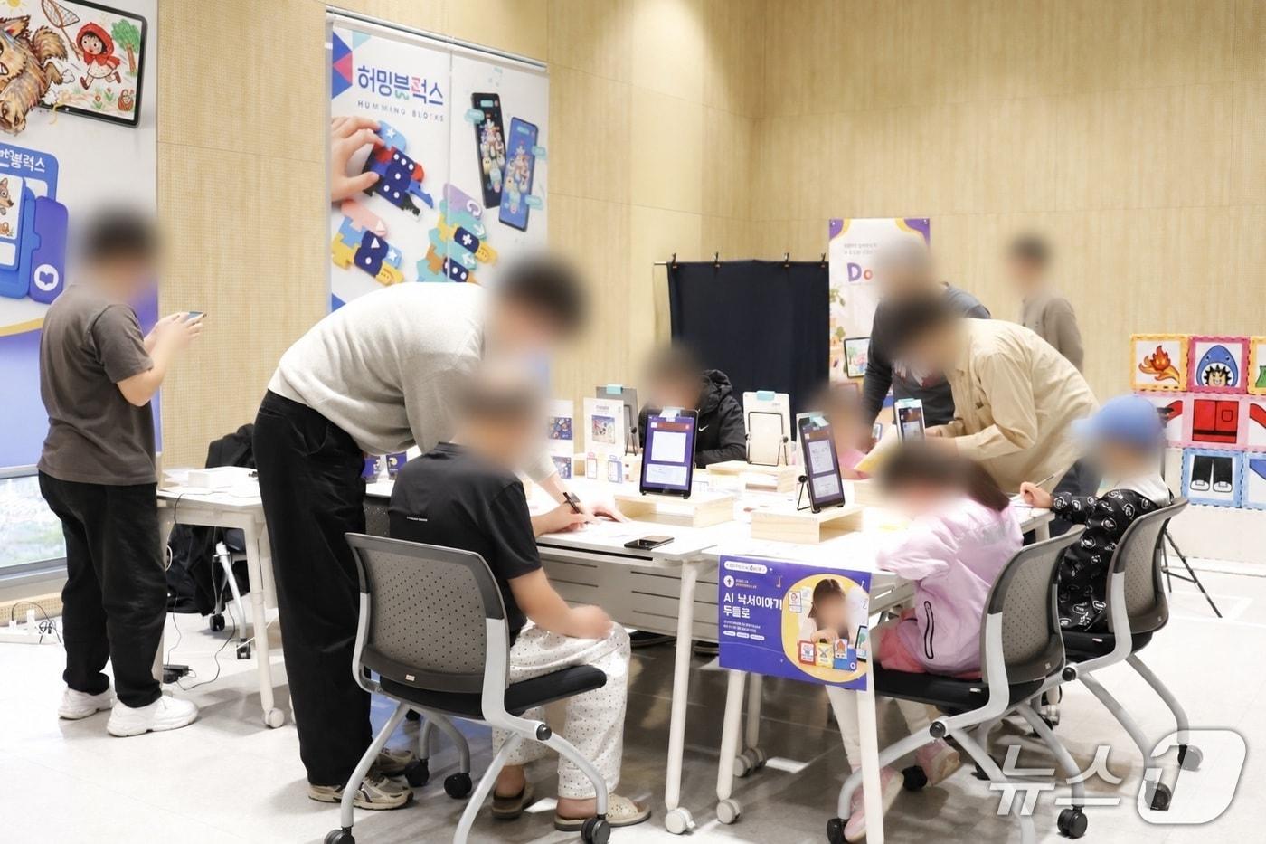 본문 이미지 - 대전대학교 한의과대학과 SW중심대학사업단은 대전대학교 대전한방병원에서 소아·청소년, 뇌신경계·암 환우와 가족, 대전 지역 시민 등이 참여하는 AI 예술 전시회를 개최했다. (대전대학교 제공. 재판매 및 DB금지) /뉴스1 
