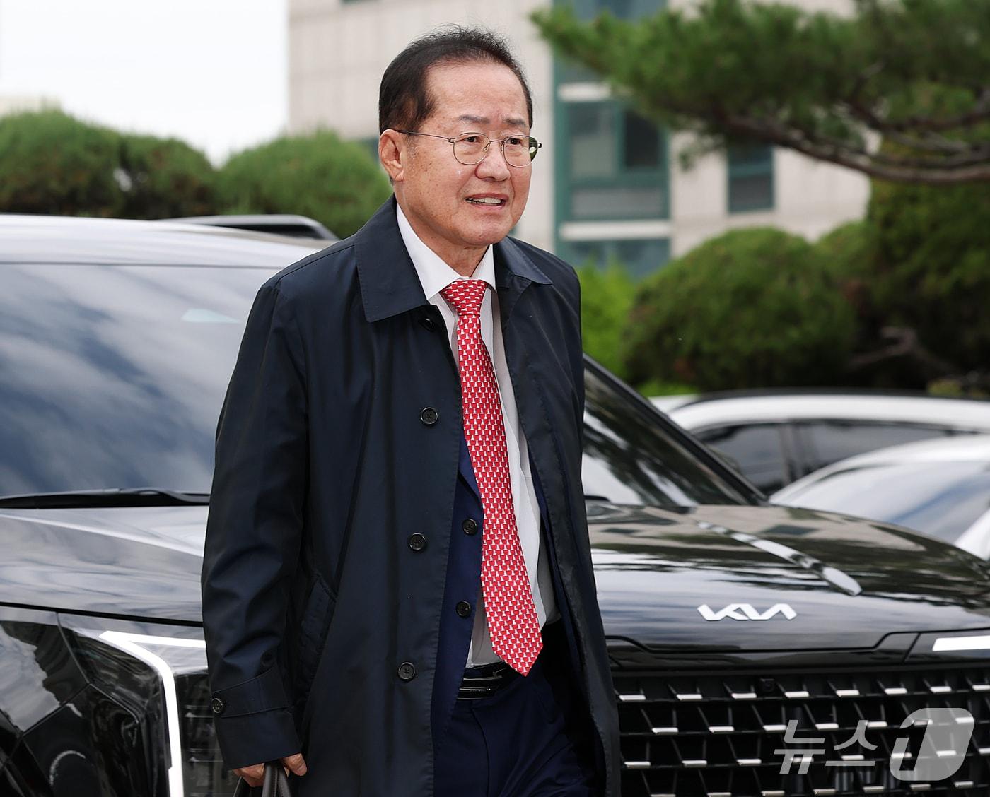 본문 이미지 - 홍준표 전 대구시장이 27일 오전 정치자금법 위반 혐의로 구속 전 피의자 심문(영장실질심사)을 받는 측근을 변호하기 위해 변호인 신분으로 대구지방법원에 도착해 법정으로 향하고 있다. 2026.10.27 ⓒ 뉴스1 공정식 기자