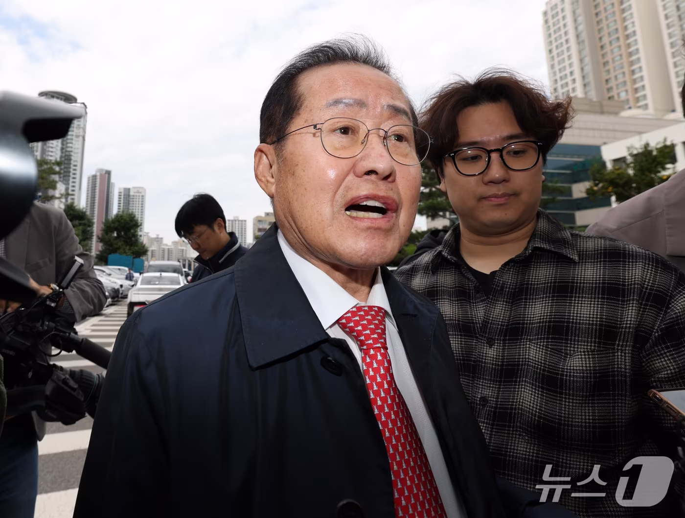 본문 이미지 - 홍준표 전 대구시장이 27일 오전 정치자금법 위반 혐의로 구속 전 피의자 심문(영장실질심사)을 받는 측근을 변호하기 위해 변호인 신분으로 대구지방법원에 도착해 법정으로 향하고 있다. 2026.10.27 ⓒ 뉴스1 공정식 기자